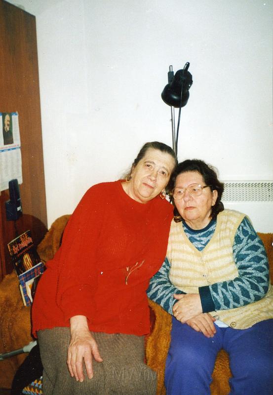 KKE 2348.jpg - Fot. W domu. Od prawej: Maria Kołakowska (z domu Bujko) – mama Janusza Kołakowskiego z opiekunką, Olsztyn, 2004 r.